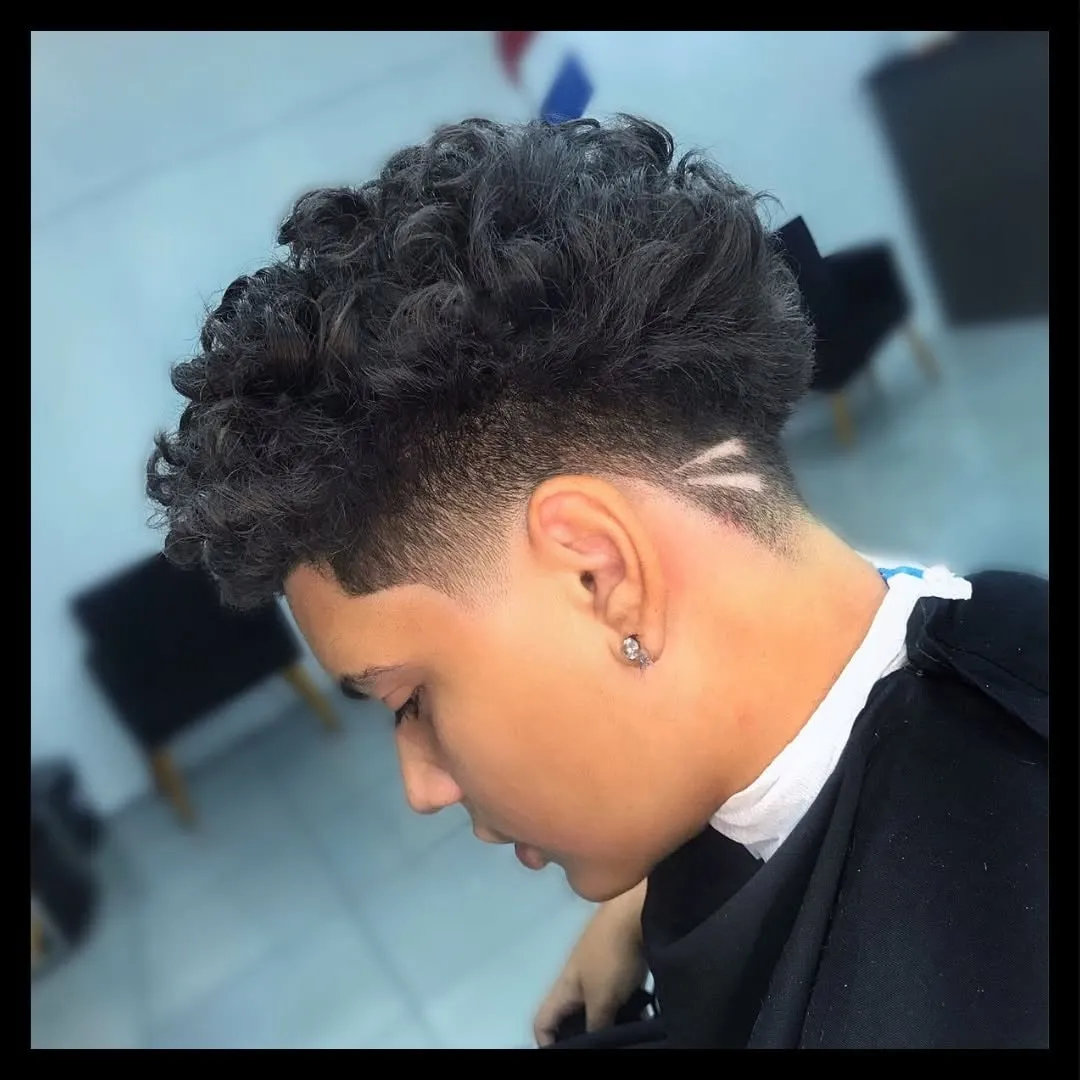 Cabelo cacheado com degradê nas laterais