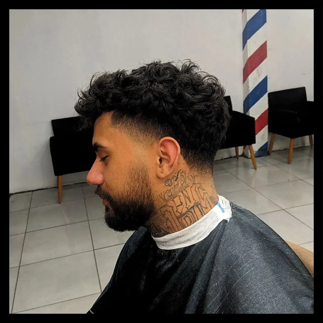 Corte com topete e degradê