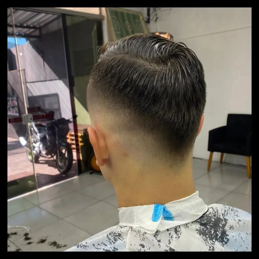 Corte finalizado ao lado do poste de barbeiro