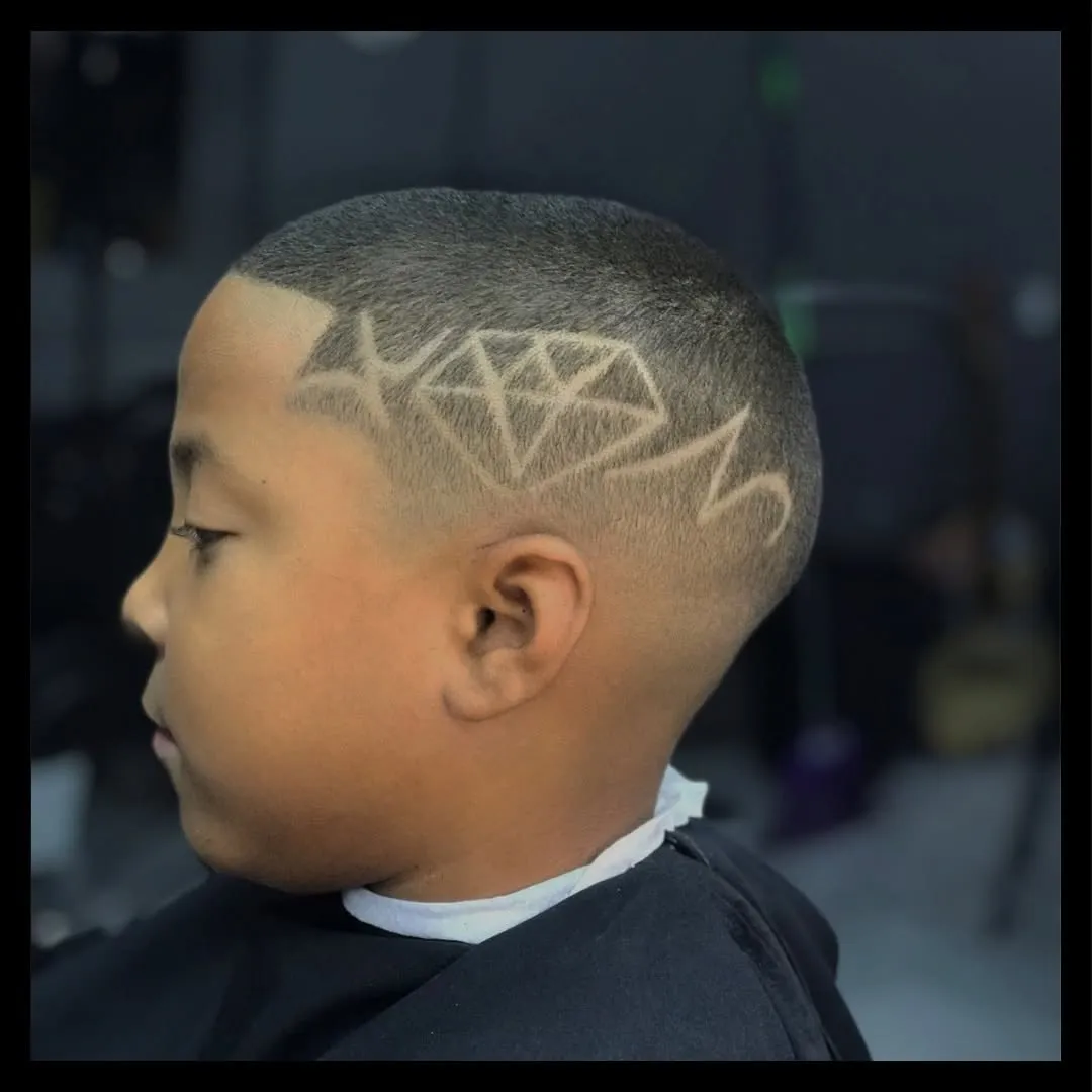 Desenho de diamante raspado na lateral do cabelo