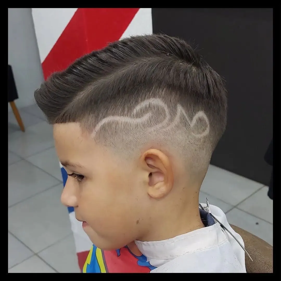 Desenho raspado na lateral do cabelo, ao lado do poste