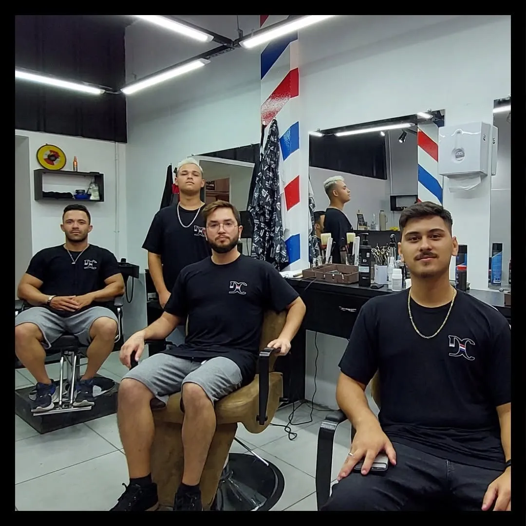Três barbeiros na sala, entre os postes