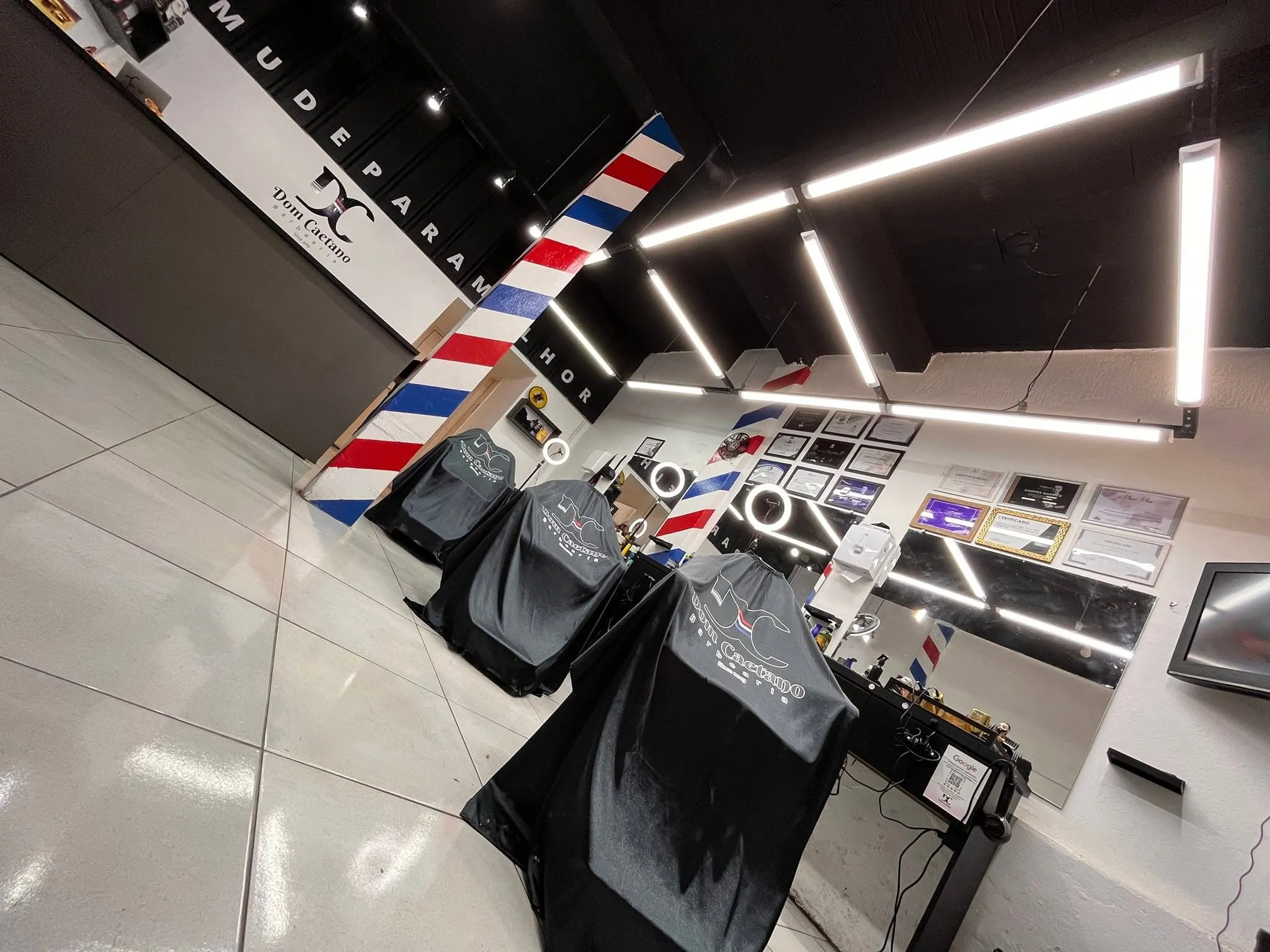 A sala da barbearia, com as cadeiras cobertas antes de abrir
